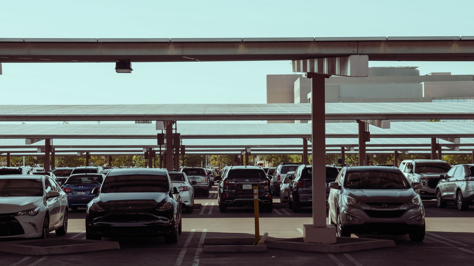 Loi APER : où en est l&rsquo;obligation d&rsquo;ombrières solaires sur les parkings ?