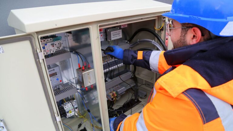 Électricien devant une armoire