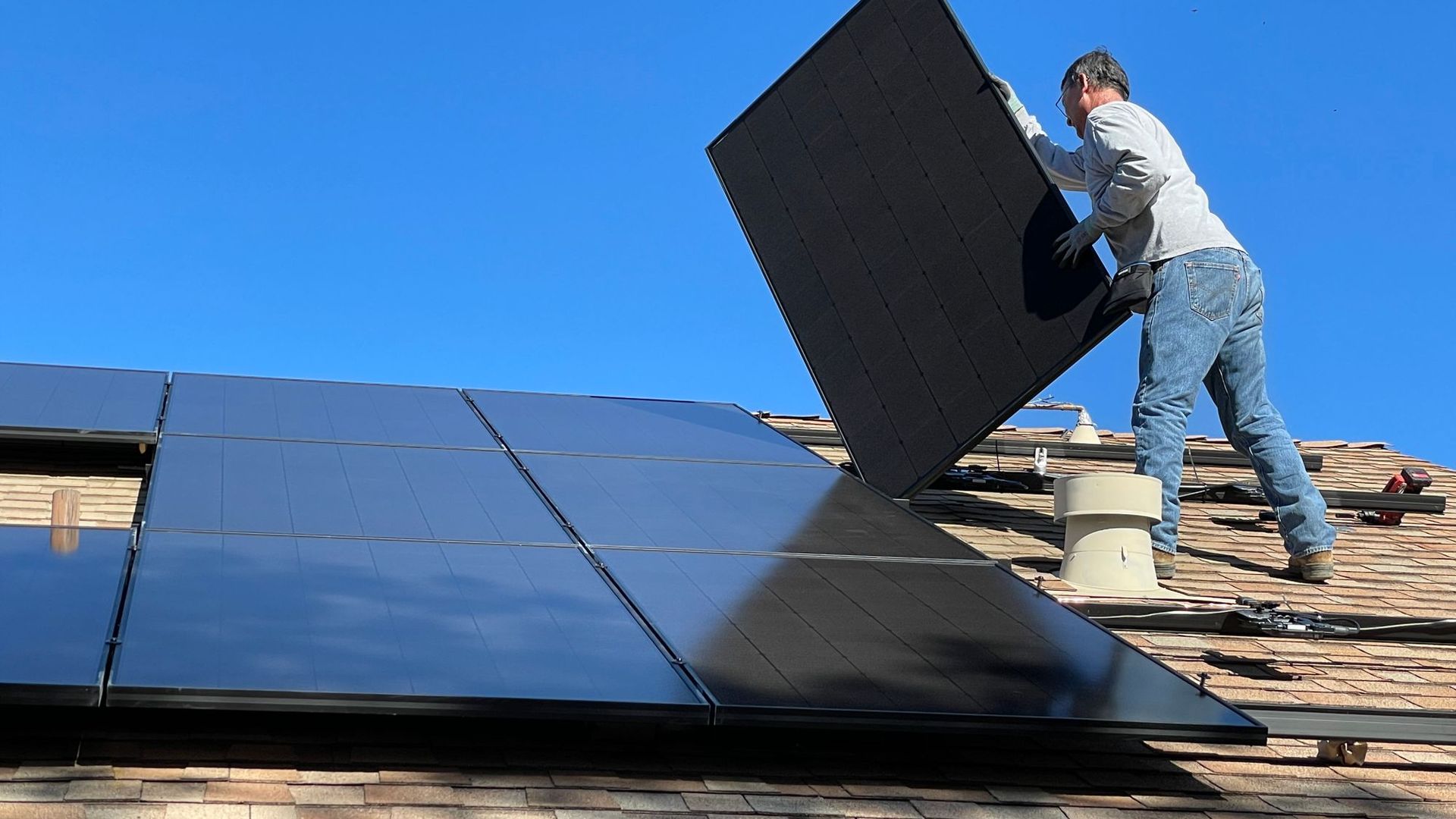 Photovoltaïque Pose d'un panneau solaire sur une toiture
