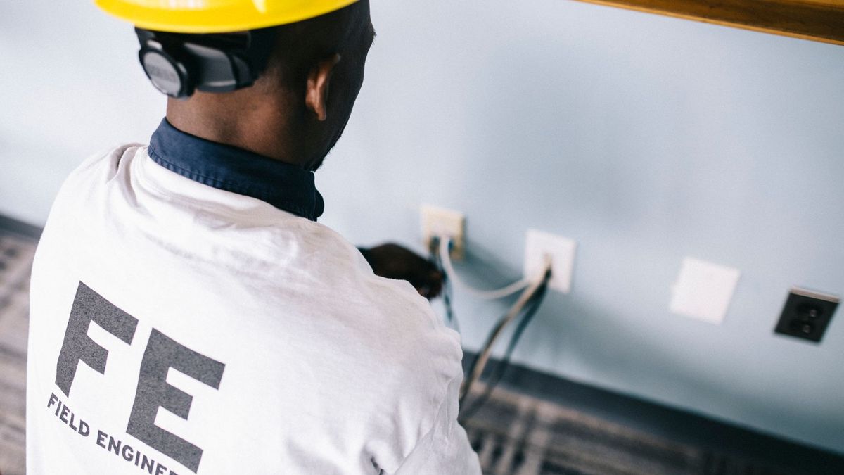 Accueil Électricien au travail sur un mur