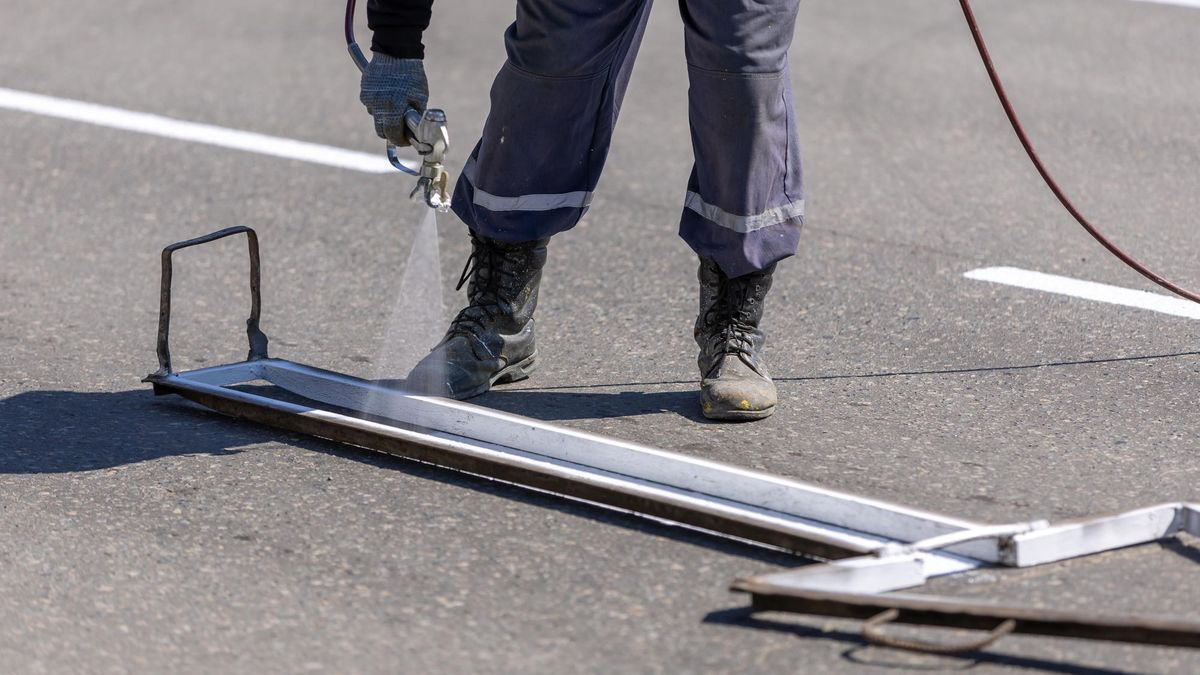 Accueil Marquage au sol au rouleau sur un parking