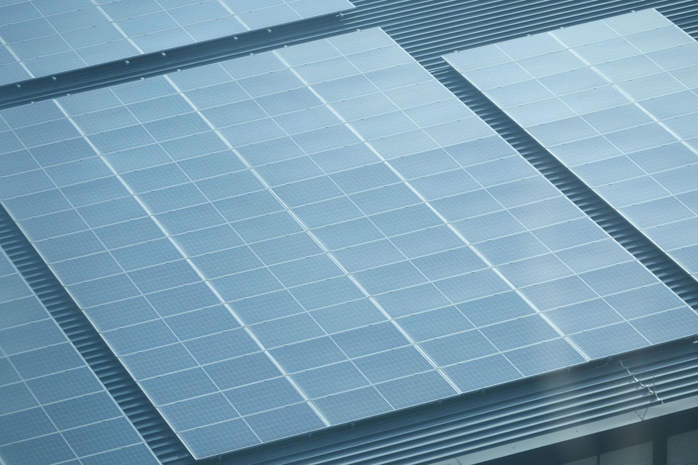 Vue aérienne d'une toiture équipée de panneaux solaires